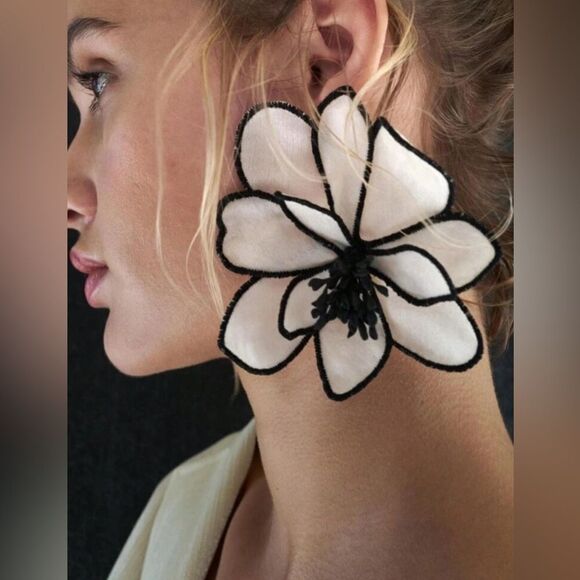 Zara Jewelry - Flower statement earrings N1271